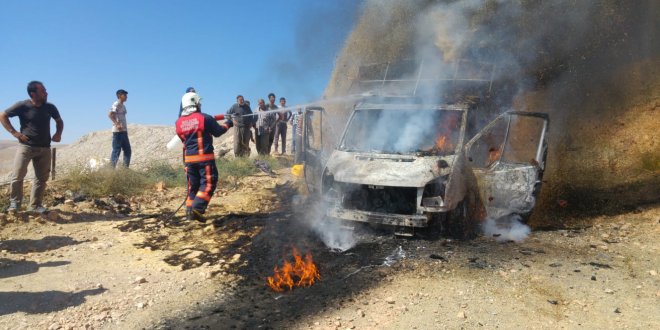 Malatya'da saman yüklü kamyonet yandı