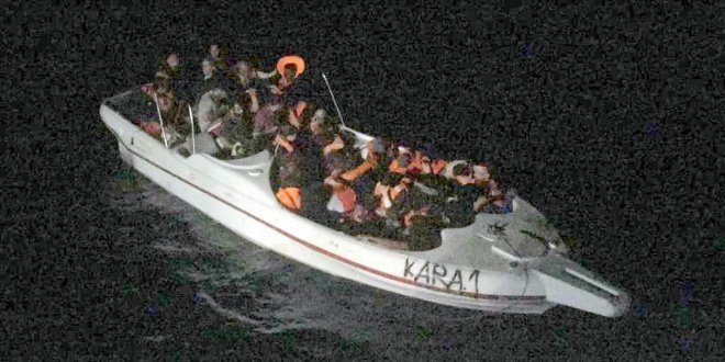 Fiber teknede 47 kaçak göçmen yakalandı