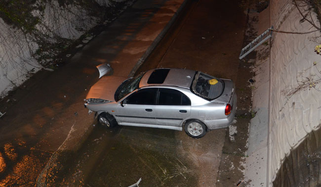 İstanbul'da otomobil su kanalına uçtu!