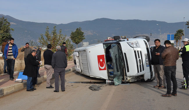 Gaziantep'te otomobil ile minibüs çarpıştı: 16 yaralı