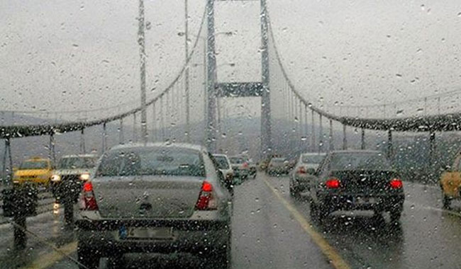 İstanbul'daki yağış trafiği kilitledi