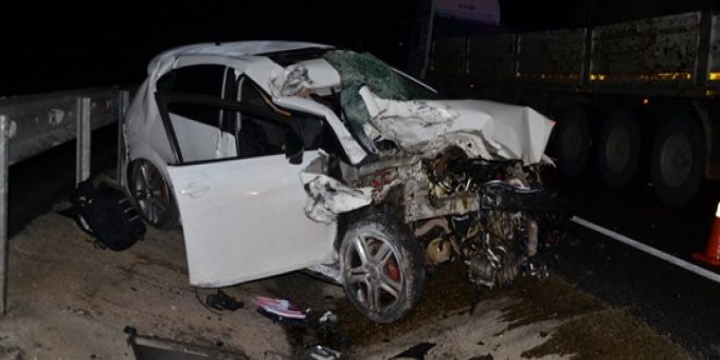 Otomobil tıra arkadan çarptı: 2 Ölü
