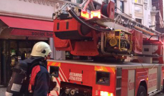İstanbul'da otelde yangın: Ekipler sevk edildi