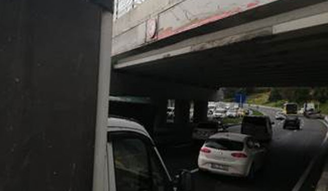 Dikkat! İstanbul trafiğini kilitleyen kaza...