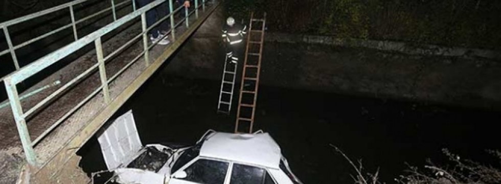 Düzce'de otomobil su kanalına devrildi: 4 yaralı