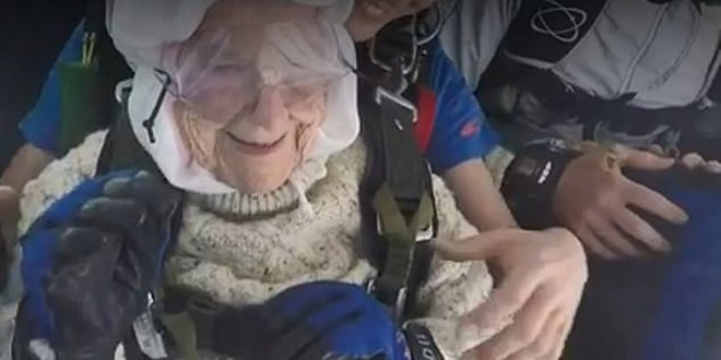 102 yaşındaki kadın paraşütle atladı