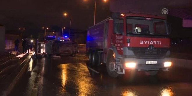 Ankara'da virajı alamayan minibüs devrildi: 5 yaralı