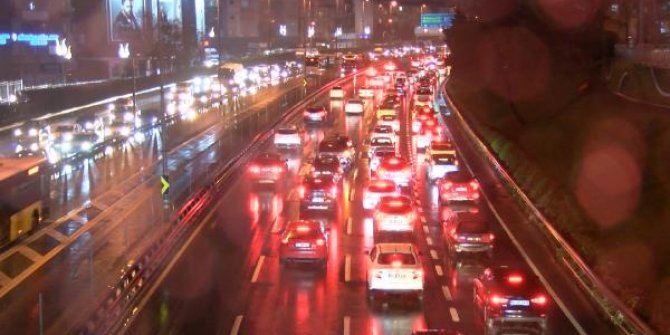 İstanbul'da yağmur trafiği kilitledi