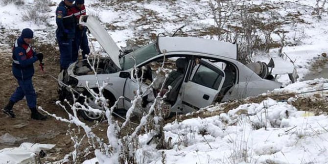 Ankara'da otomobil şarampole devrildi: 3 ölü