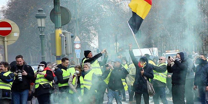 Belçika'da sarı yelekliler yol kapattı