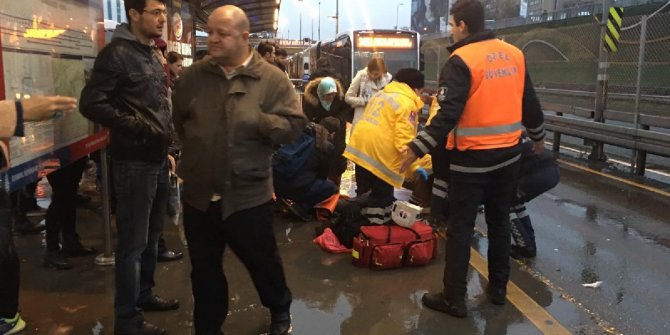 Metrobüs yolcuya çarptı: Yolcu hayatını kaybetti