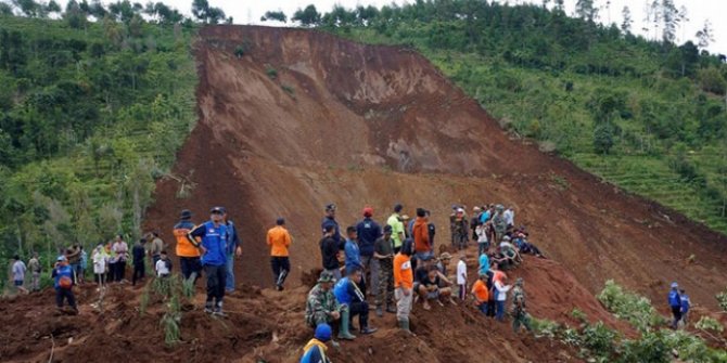 Endonezya'da heyelan: 32 kişi öldü