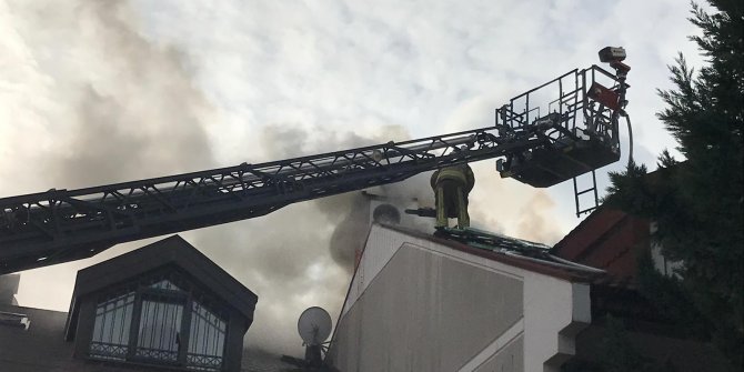 Bakırköy'de villanın çatısı yandı; anaokulunda korku yaşandı
