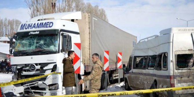 Erciş'te TIR ile yolcu minibüsü çarpıştı: 1'i ağır 10 yaralı