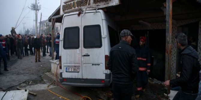 Düzce'de otomobile çarpan servis minibüsü lokantaya girdi: 12 yaralı