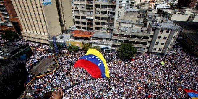 ‘Maduro istifa’ diyerek sokaklara döküldü