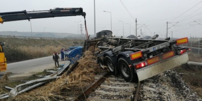 Süt tankeri demiryoluna devrildi: 2 ölü