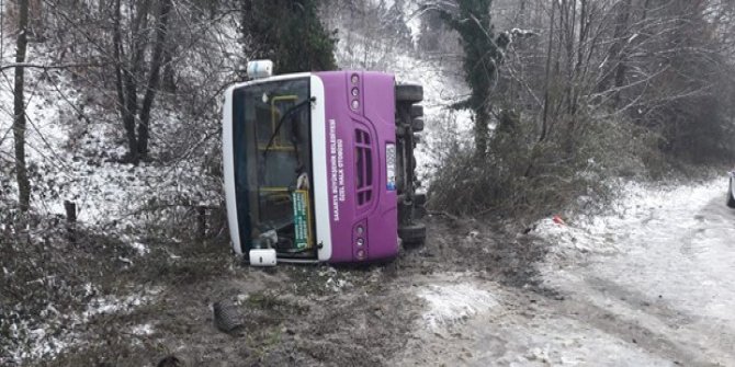Sapanca'da halk otobüsü devrildi: 2 yaralı