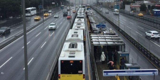 İstanbul'da metrobüs kazası! Yaralılar var