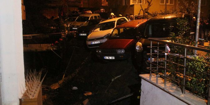 Beşiktaş'ta duvar çöktü, araçlar askıda kaldı