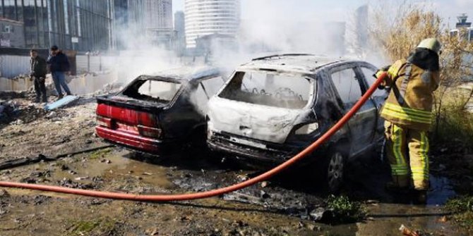 Kadıköy'de 2 otomobil alev alev yandı
