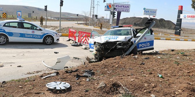 Polis aracı ile otomobil çarpıştı: 2 polis yaralı