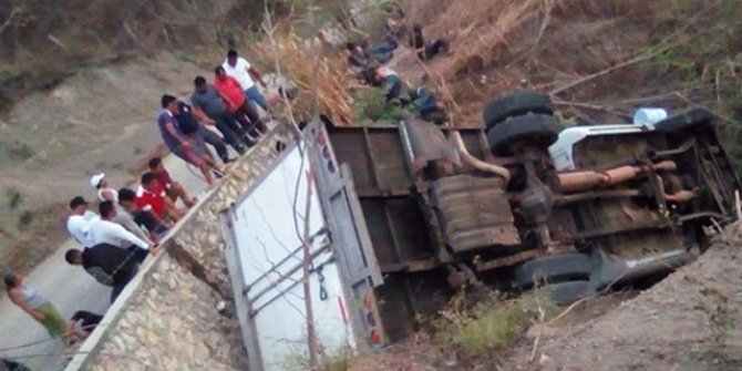 Meksika'da göçmenleri taşıyan kamyon kaza yaptı: 25 ölü