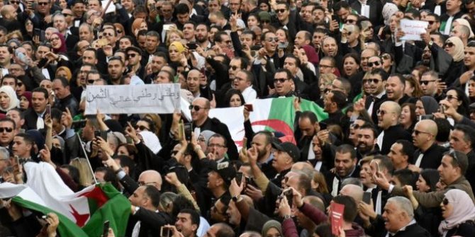 Cezayir'de binlerce kişi sokaklarda