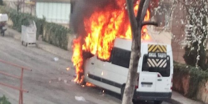 Minibüs yolda alev alev yandı