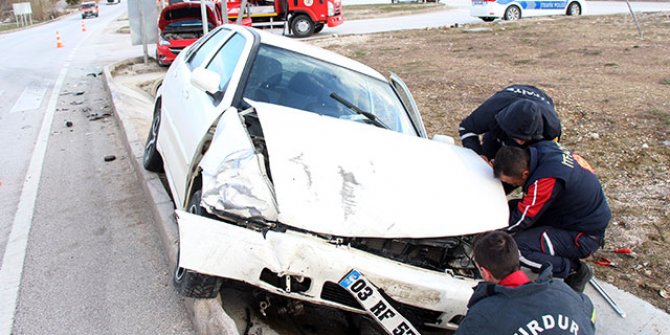 Burdur'da otomobiller çarpıştı: 1'i ağır 4 yaralı