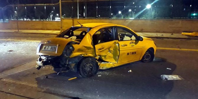 Lüks otomobil taksiye çarptı: 1 ölü