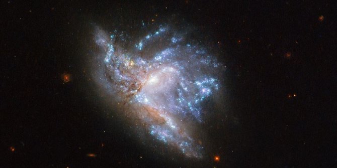İki galaksi çarpışmasının son evresi
