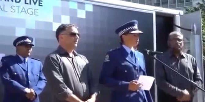 Yeni Zelanda'da Polis Şefi gözyaşlarına boğuldu
