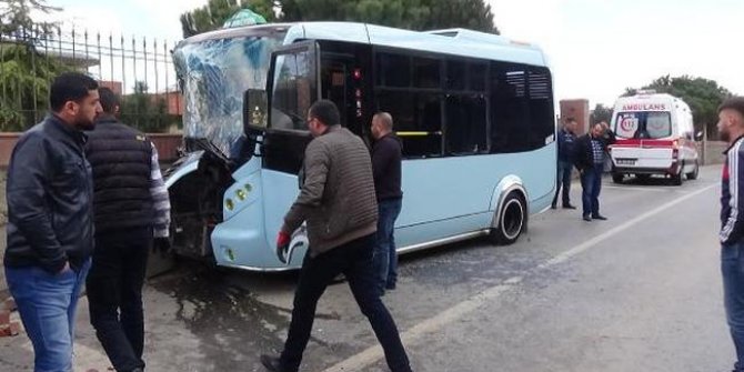 Maltepe'de yolcu minibüsü duvara çarptı