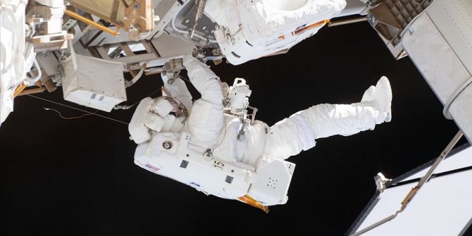 Astronotlar batarya değişimi için uzay yürüyüşüne çıktı