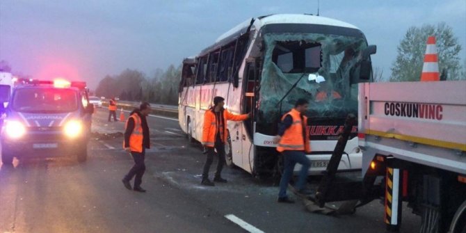 Sakarya’da yolcu otobüsü devrildi!