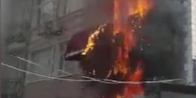 Fatih'te iş yerinde çıkan yangın binayı sardı