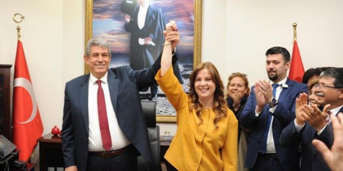 İzmir'de başkanlık görevini eşinden devraldı