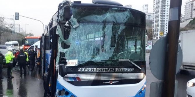 Özel halk otobüsü, yol temizleme aracına çarptı: 10 yaralı