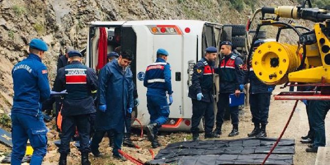 Antalya'da midibüs devrildi: Ölü ve yaralılar var