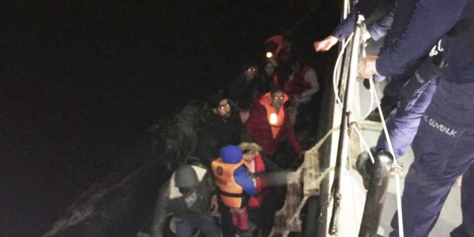 Lastik botta 23 kaçak göçmen yakalandı