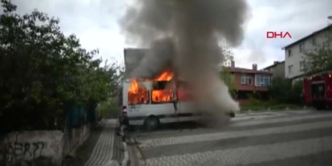 Park halinde bulunan iki servis aracı ile bir otomobilde yangın
