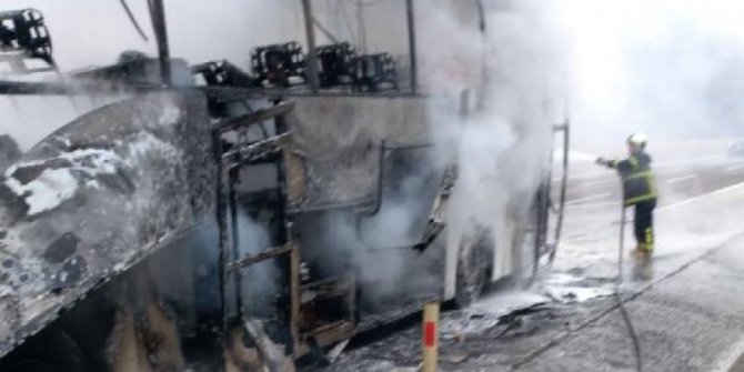 Seyir halindeyken alev alan yolcu otobüsü yandı
