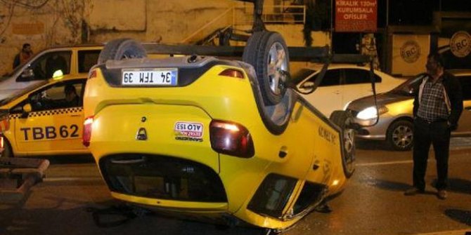 Beyoğlu'nda taksi iki araca çarptıktan sonra takla attı