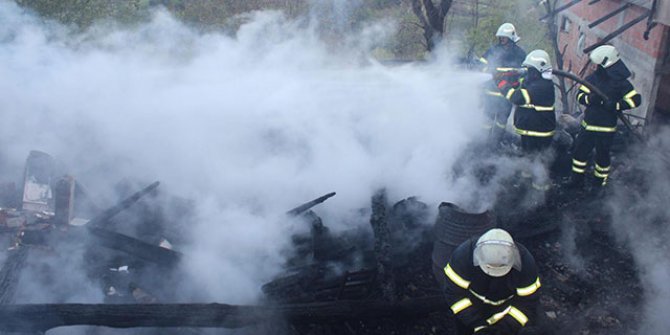 Sinop'ta tek katlı ahşap ev yandı