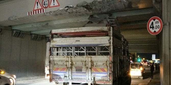 Gaziosmanpaşa'da kamyon köprüye takıldı