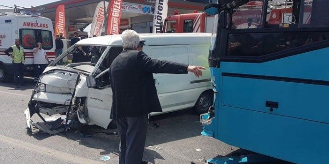 İstanbul'da otobüs ve minibüs çarpıştı!