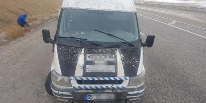 Van'da 15 kişilik minibüsten 50 kaçak göçmen çıktı