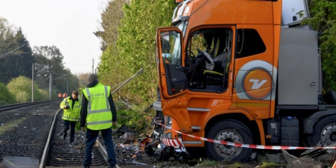 Almanya'da yolcu treni TIR'a çarptı: 20 yaralı