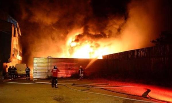 Adana'da geri dönüşüm fabrikası alev alev yandı